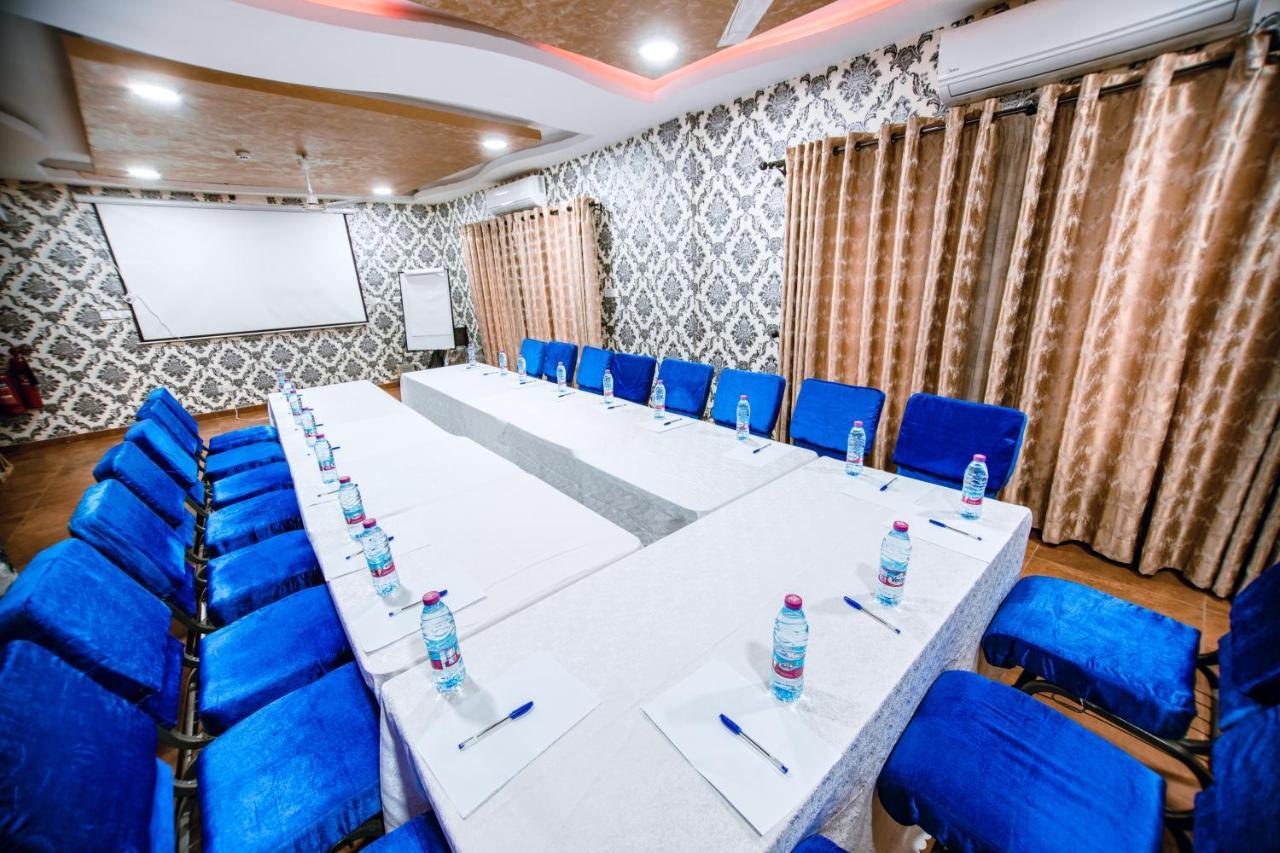 Plus 33 Hotel Nungua Экстерьер фото